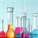 ビーカーとフラスコが並んだ研究室のイメージで、香料開発の専門性を表す。